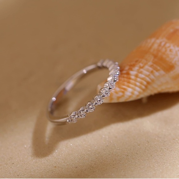 18k Diamond Half Eternity Ring - Picture 4 of 5